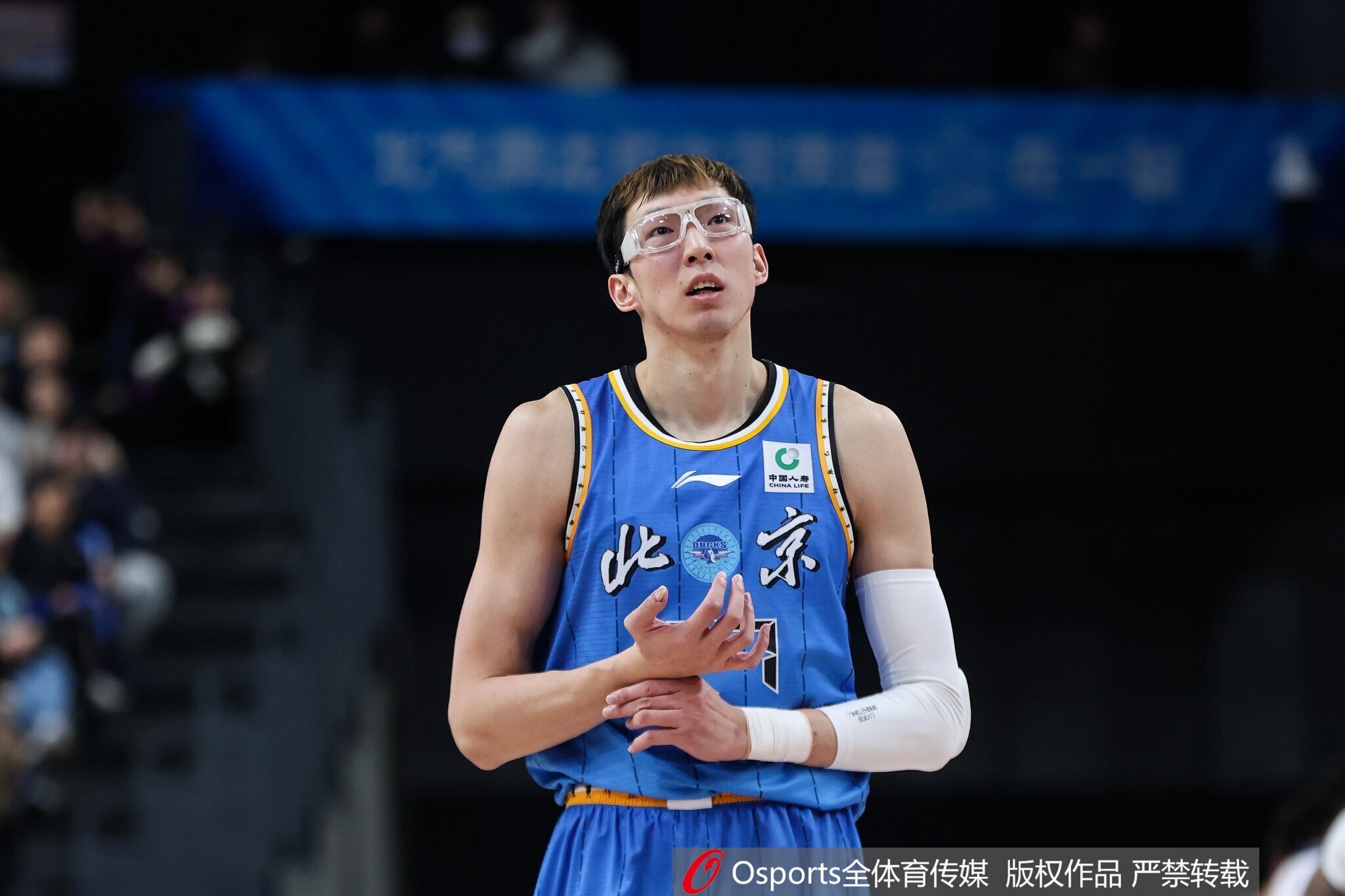 乐鱼体育下载-打外援一点不怵！周琦半场3中3拿8分6板 多次造到犯规6罚2中